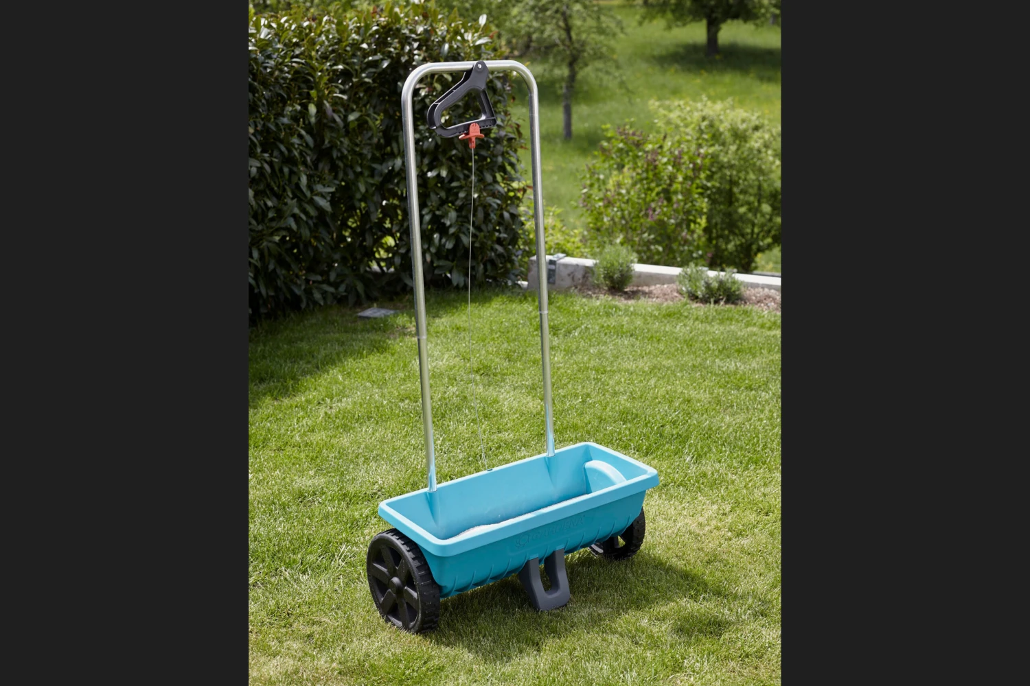 Gardena Trolley Spreader L 12.5L 5 Gardena Trolley Spreader L 12.5L - Image 3