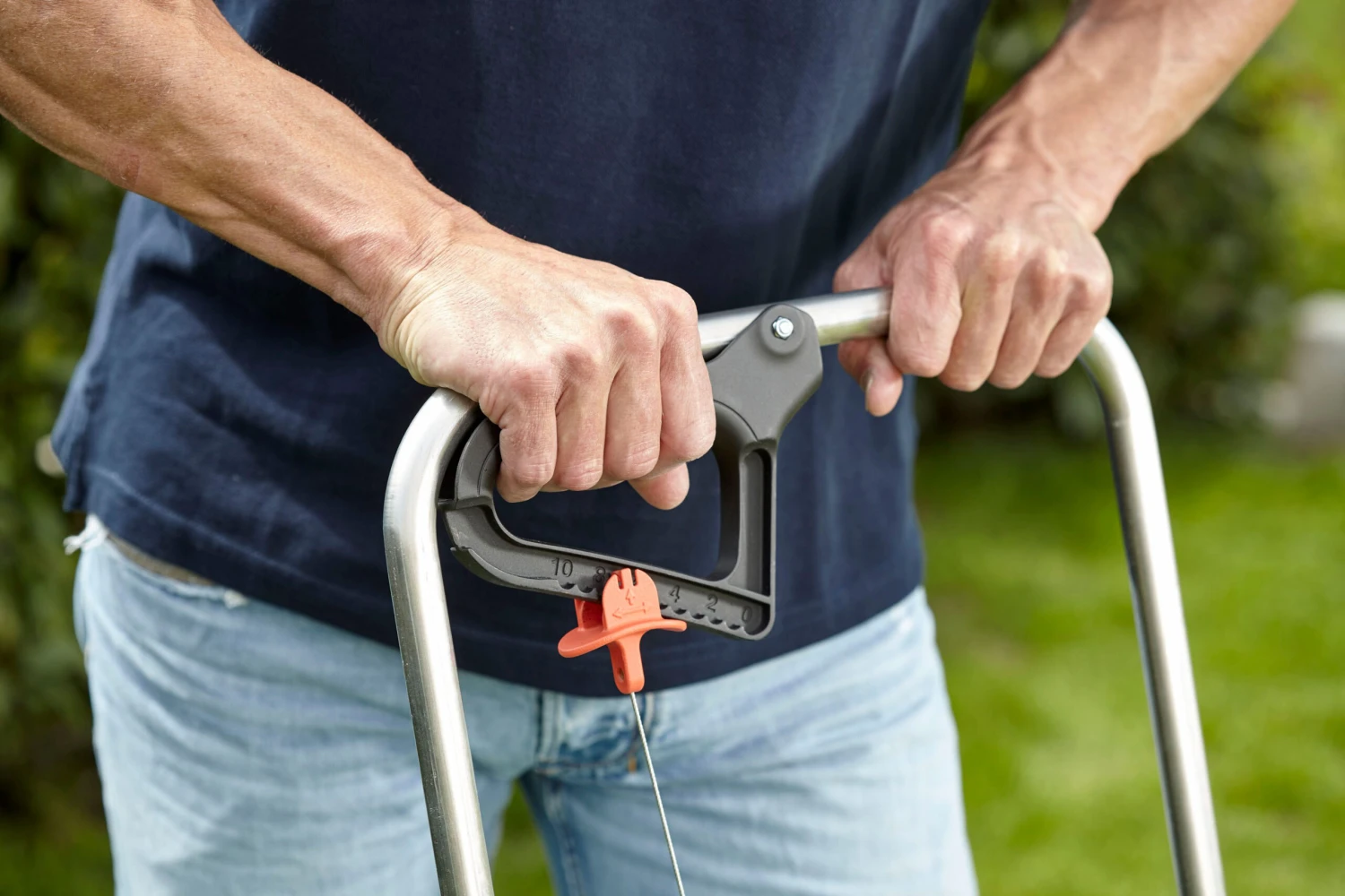 Gardena Trolley Spreader L 12.5L 4 Gardena Trolley Spreader L 12.5L - Image 2